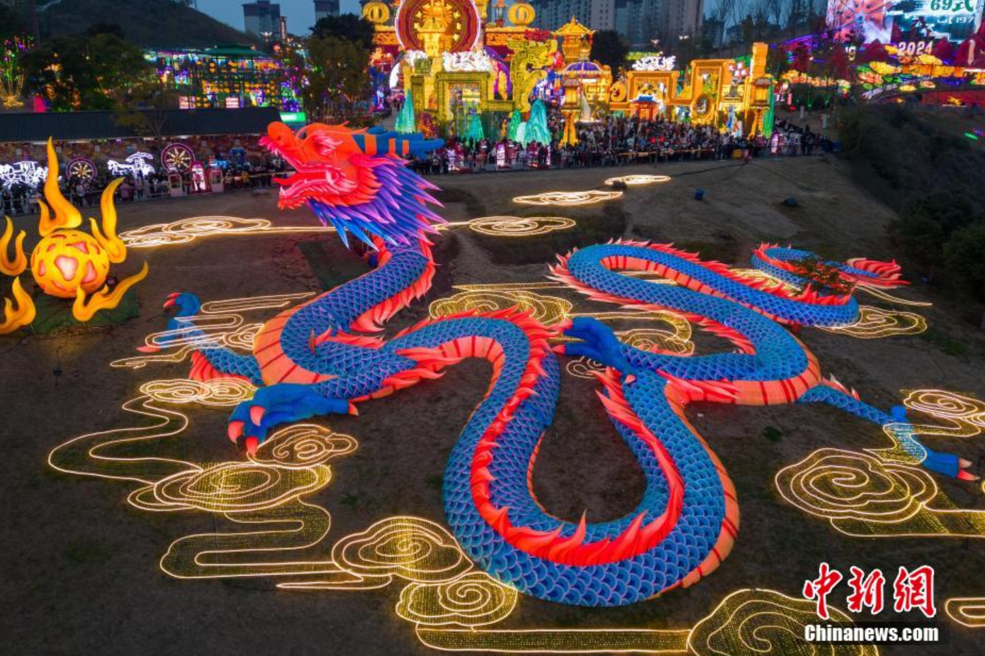 第30届自贡国际恐龙灯会吸引各地游客