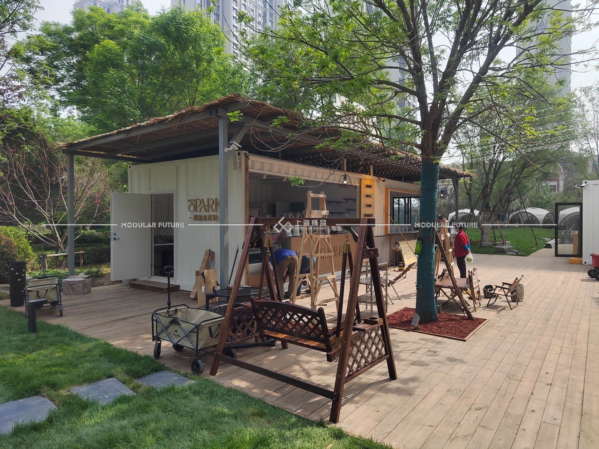 建设大热门的营地怎么能没有露营风的集装箱咖啡店呢?