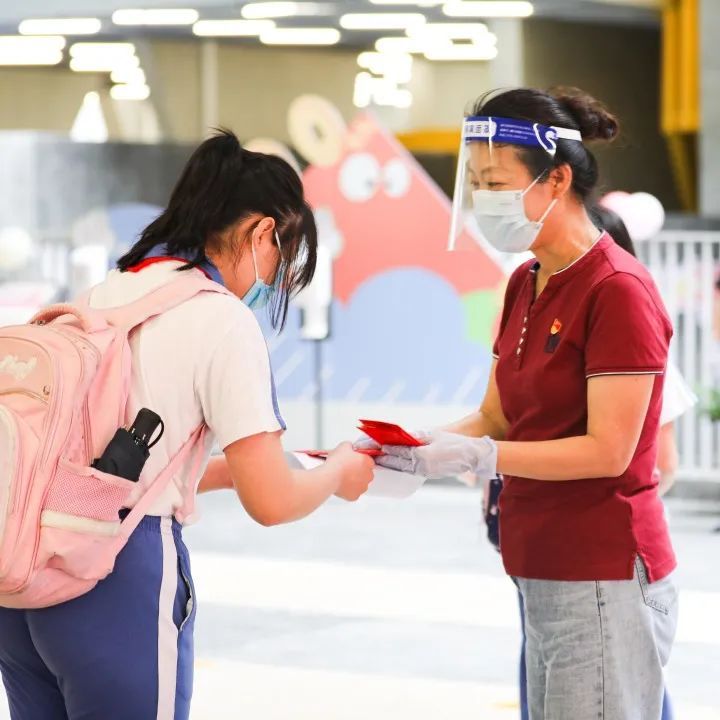 红岭实验小学四五六年级学生有序返校,校长臧秀霞派送虎年专属红包