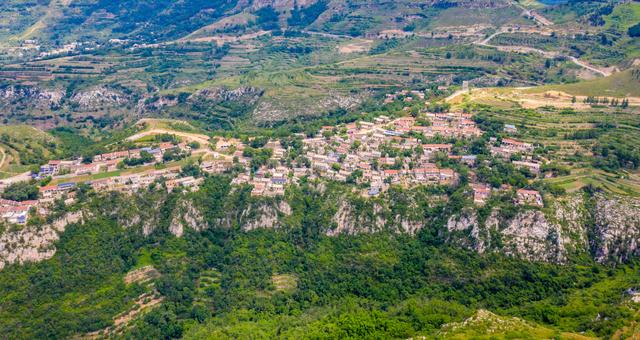 济南这个悬崖边的原始古村落,青山绿水环抱,至今数百年历史仍保留着古