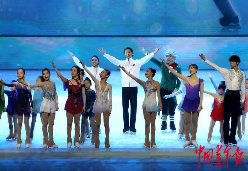 庞清,佟健携手花滑小队员冰上舞剧演绎"一起向未来"