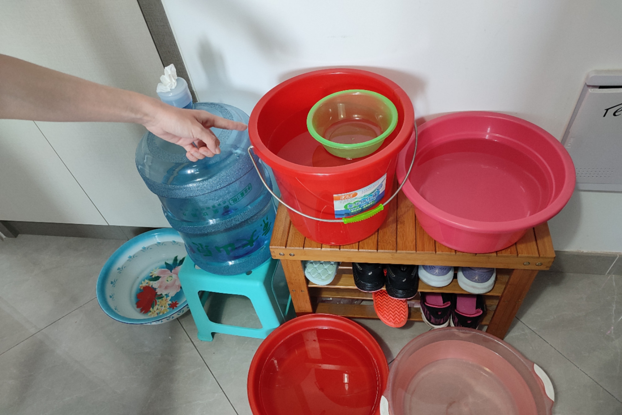 水压骤降后,不少高层居民只能用各种脸盆,水桶储水应急.