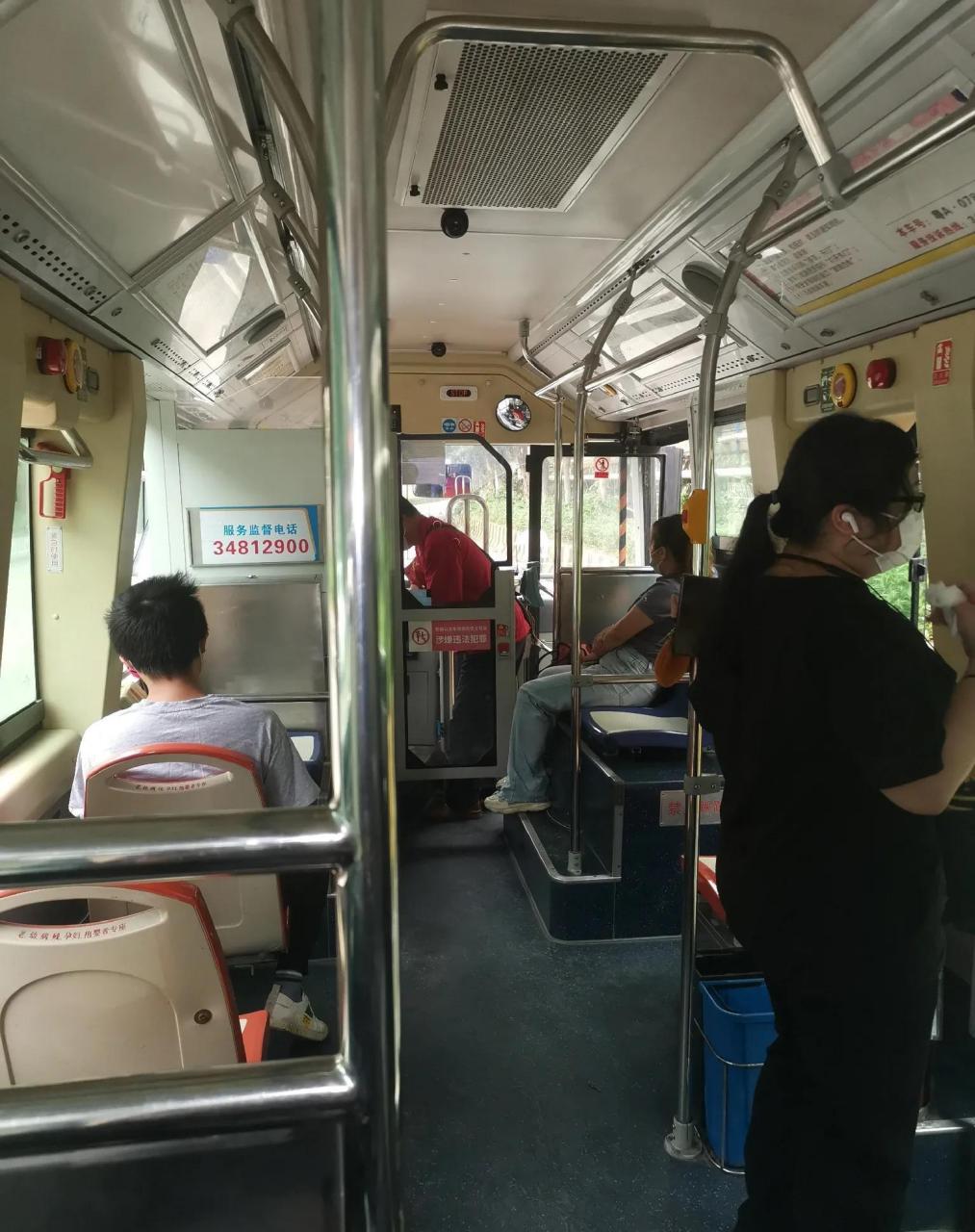 广州市番禺区"番22线"公交车,多次多翻行驶途中司机路边交接班,合适吗