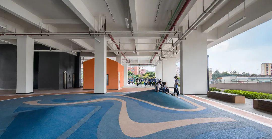 在校园里,我们剪了一场平行蒙太奇