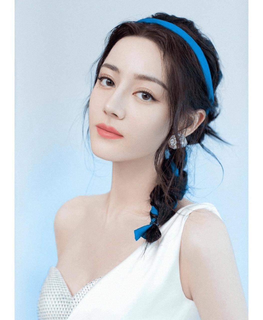 作为备受瞩目的娱乐圈新星之一,中国内地女演员和模特迪丽热巴,因其