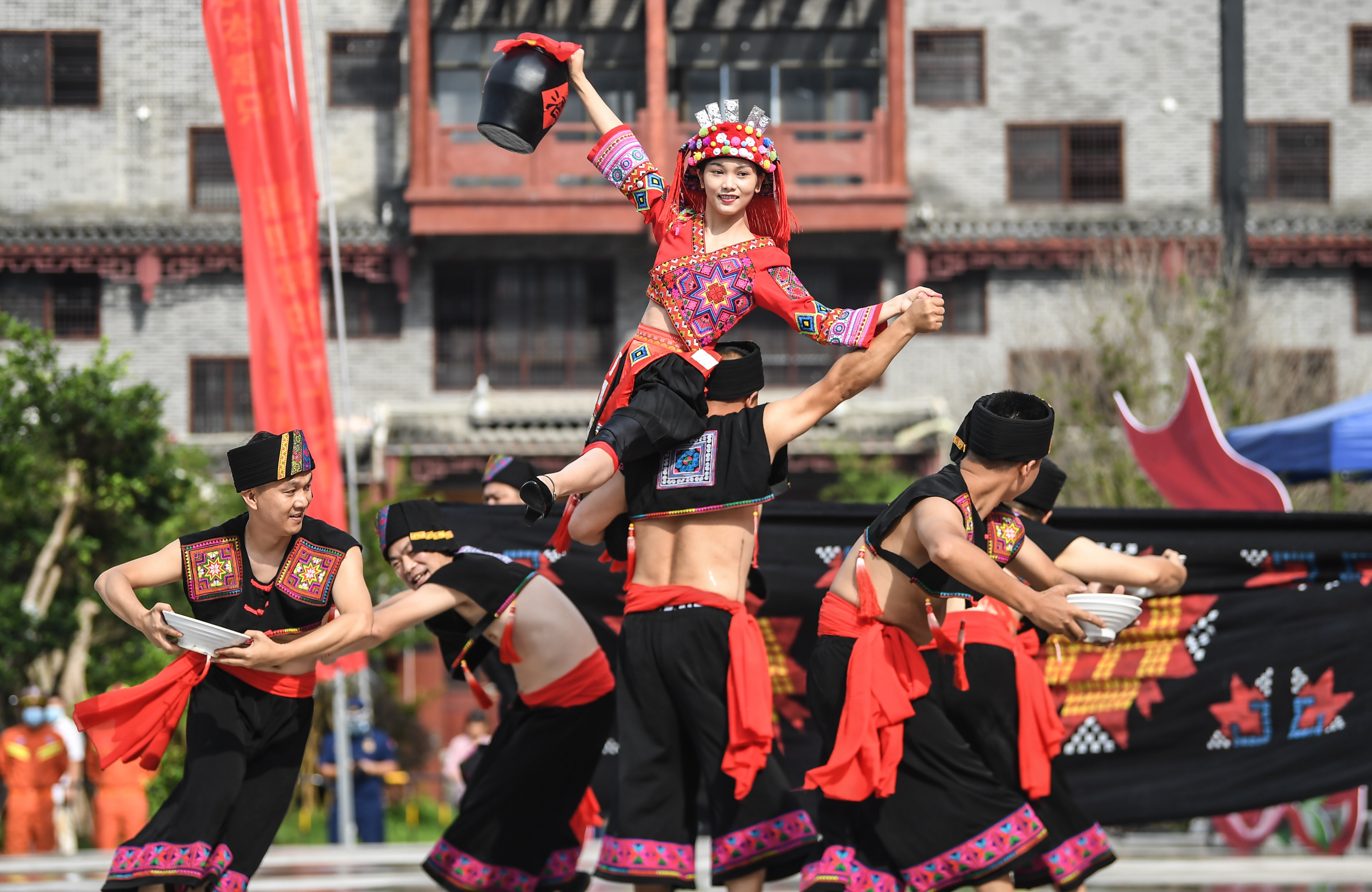 广西大化瑶族群众欢庆祝著节
