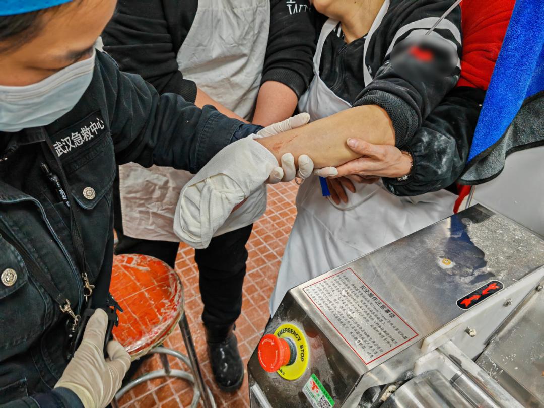 触目惊心!女员工手卡压面机,手掌骨折