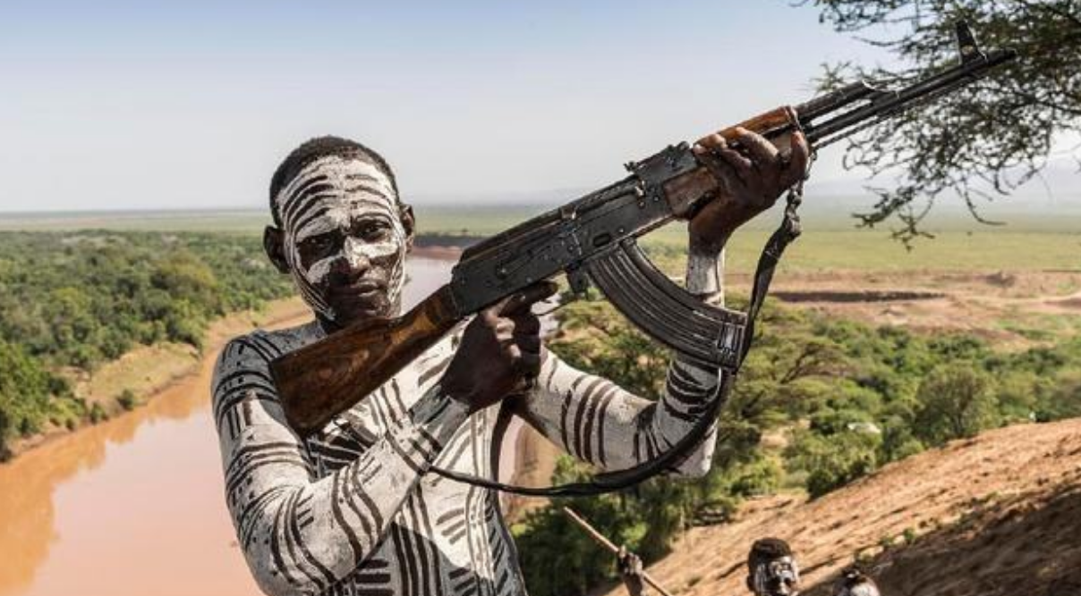非洲军民为什么开枪的姿势如此销魂?这其中说法很多呢!