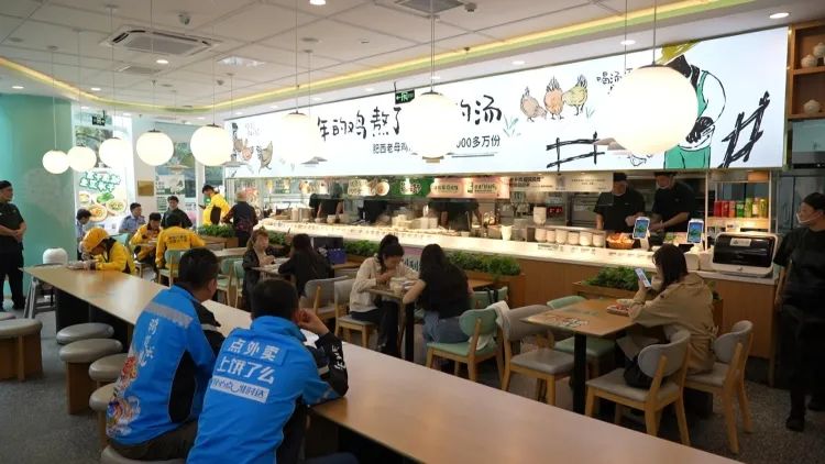 这里为骑手们设立了爱心餐,只需要15元就能吃饱,并且有无锡小笼包