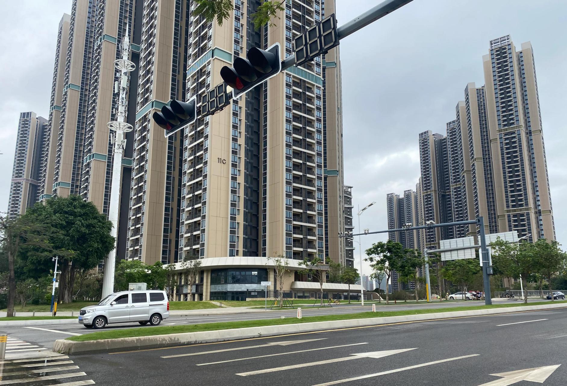 深圳市人才房# 今天路过深圳市人才房,房子建的很漂亮,地铁,沙