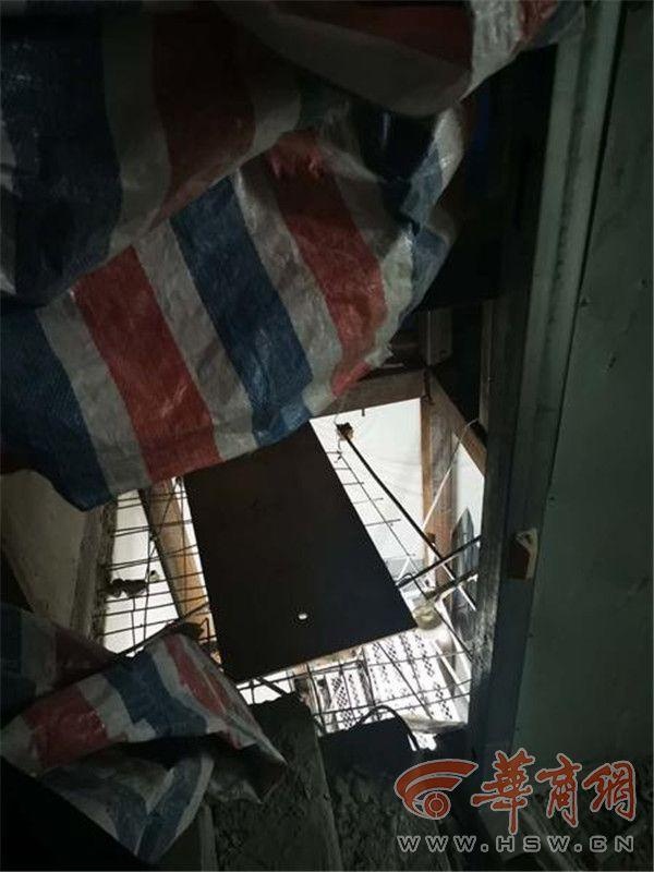 西安一品美道小区一栋商住楼被物业增设电梯 多层楼板被砸透