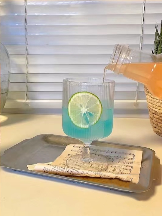 来一杯海滩既视感的蓝色夏威夷鸡尾酒