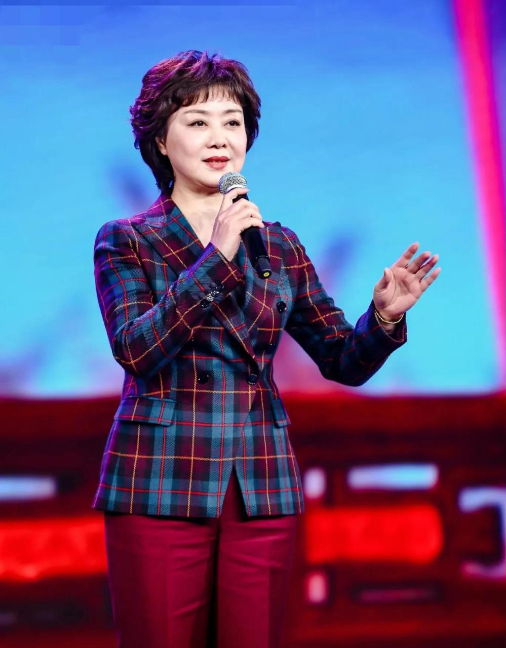 "京剧美人"李胜素,虽然年近60岁了,但是依然有着优雅的气质,姣美的