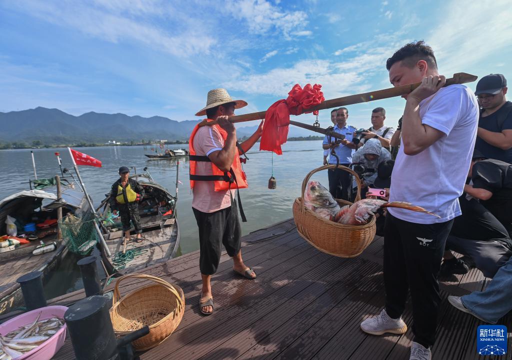 杭州富春江开渔 渔民喜迎江鲜丰收