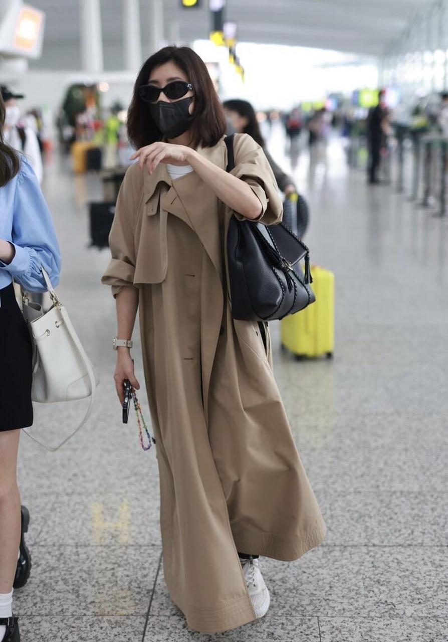今天贾静雯亮相北京机场,她这次搭配的非常有风度,看上去超有大牌明星