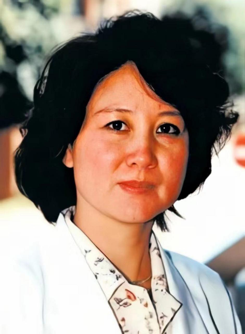 1992年,余秋雨二婚娶了小他16岁的女明星马兰,新婚当天,余秋雨对马兰