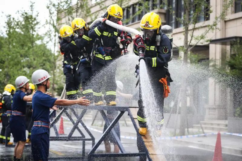 徐汇消防员夏训:60斤装备穿身上,随时准备"秒"出警