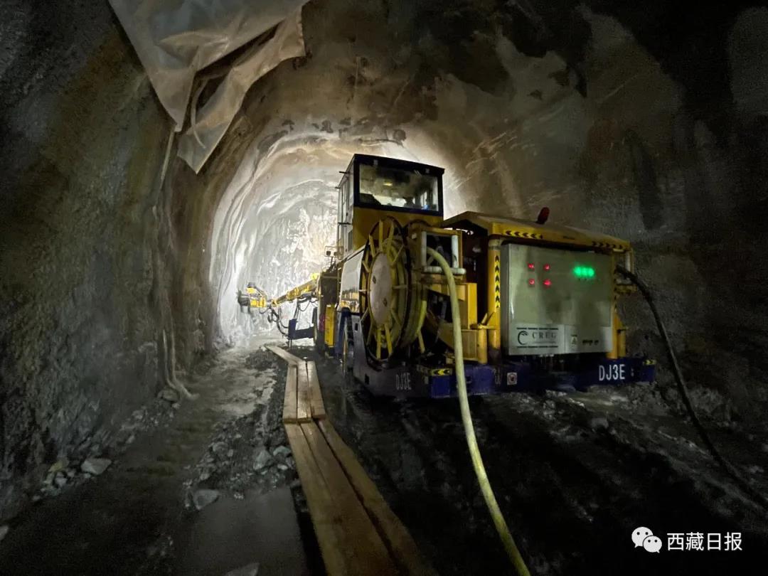 这是拉月隧道施工现场.记者 次旺 摄