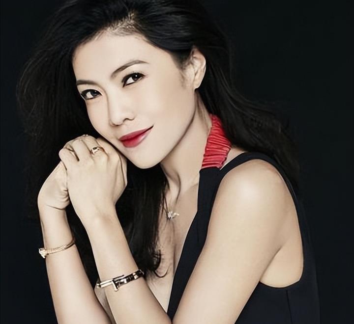 "高级交际花"苏芒:一双玉臂万人枕,为挤入上流社会不择手段