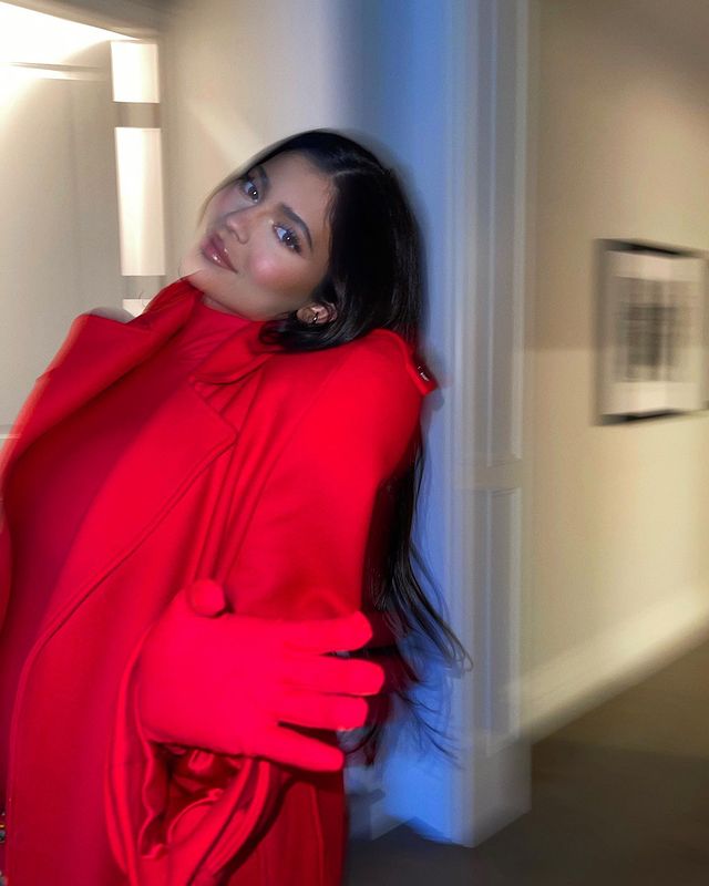 金小妹凯莉·詹娜挺敢穿!孕期穿紧身裤,高跟鞋,一身红衣耀眼