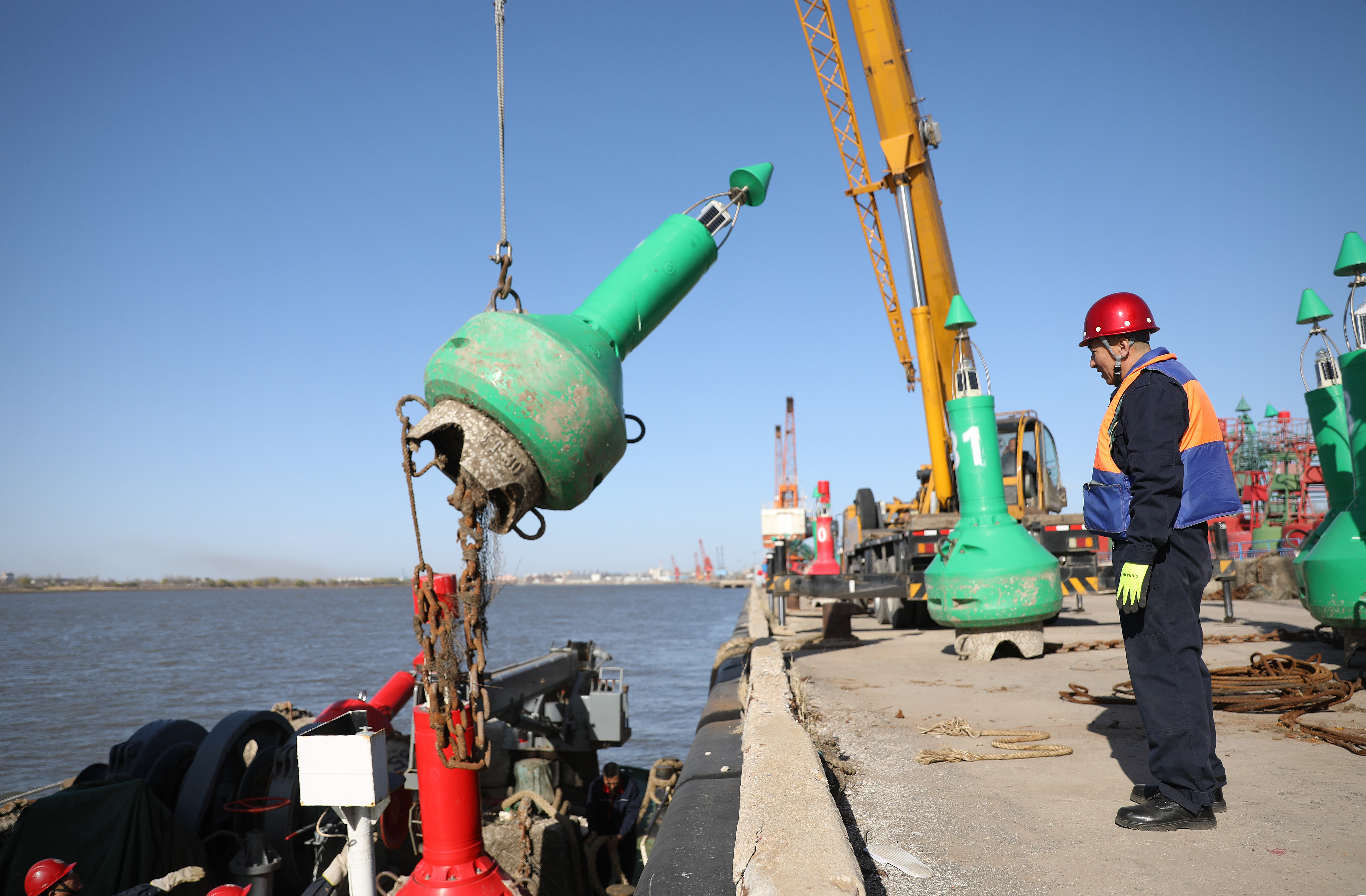 图片故事丨我为航标换"春装"——航标工老王退休前的最后一次换标