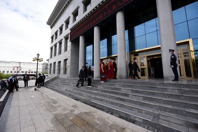 果洛藏族自治州第十五届人民代表大会第一次会议在果洛州玛沁县大武镇