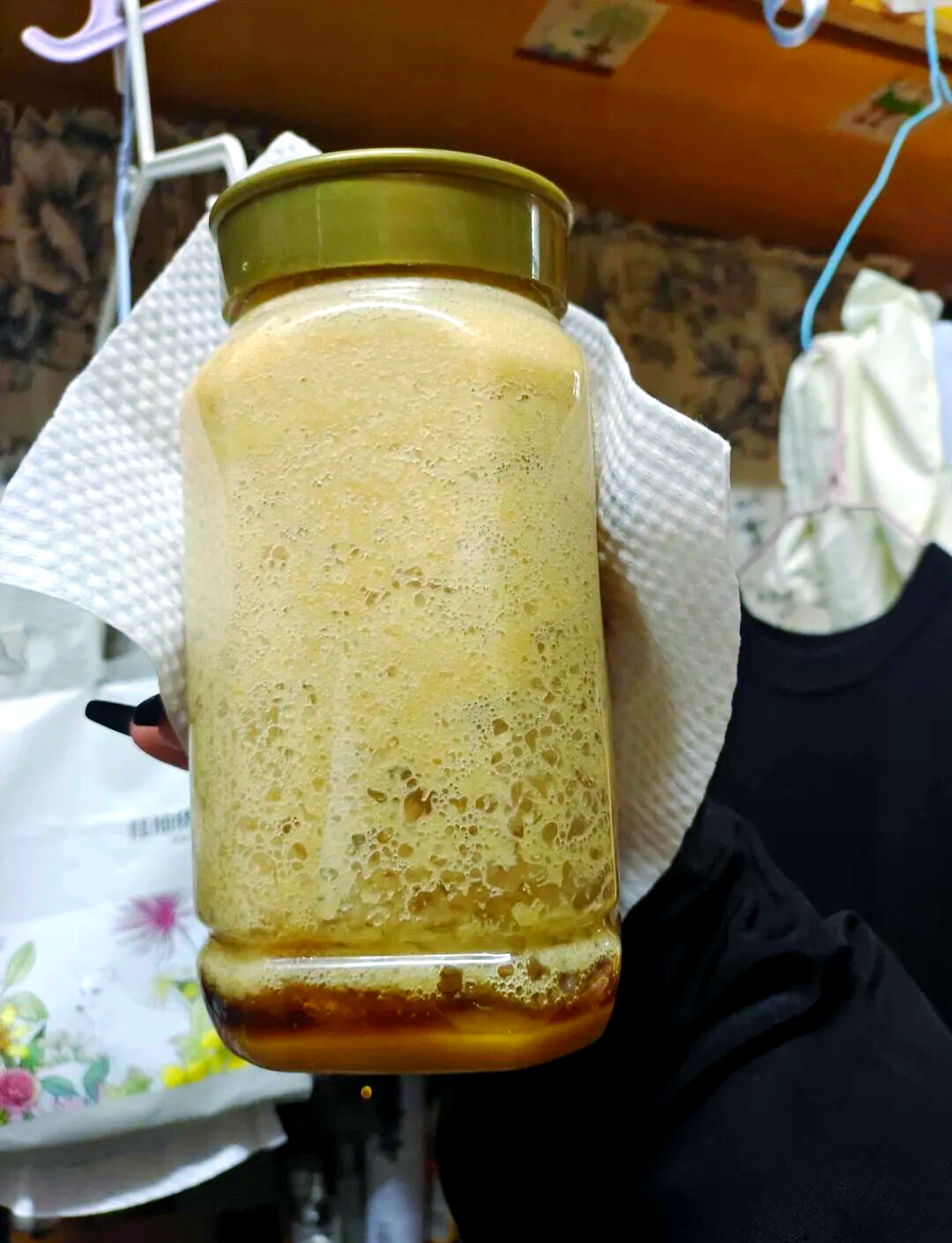 蜂蜜在保存多久后会变质呢(蜂蜜保存几年能吃)