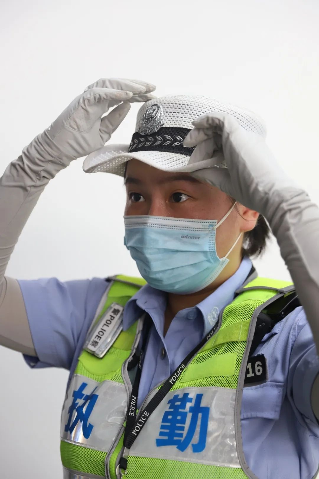 那个晕倒在执勤岗位上的女辅警原来是你每天都能在路口看到的她