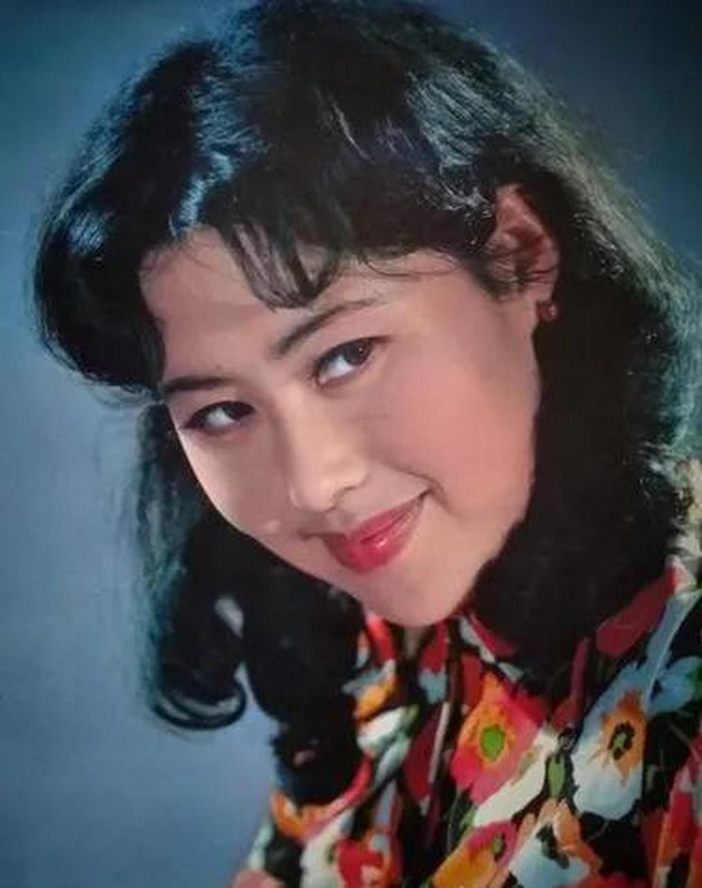 73岁的老戏骨斯琴高娃自从瑞士籍丈夫2022年去世后,就打算回国养老.