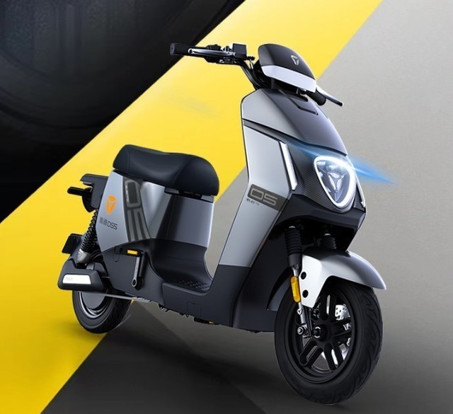 雅迪新品酷炫来袭 续航90公里 618到手价仅需3999元