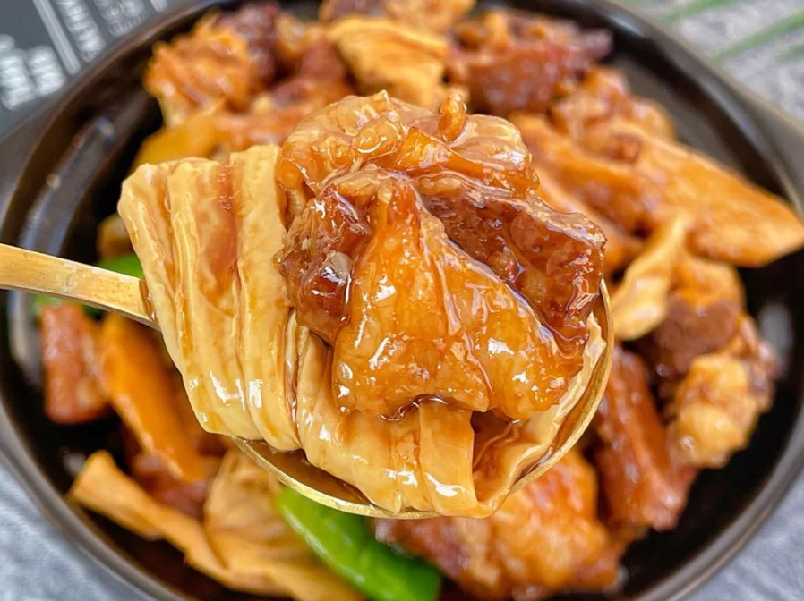 美餐一顿:汤酸菜粉条炖排骨 牛腩焖腐竹!