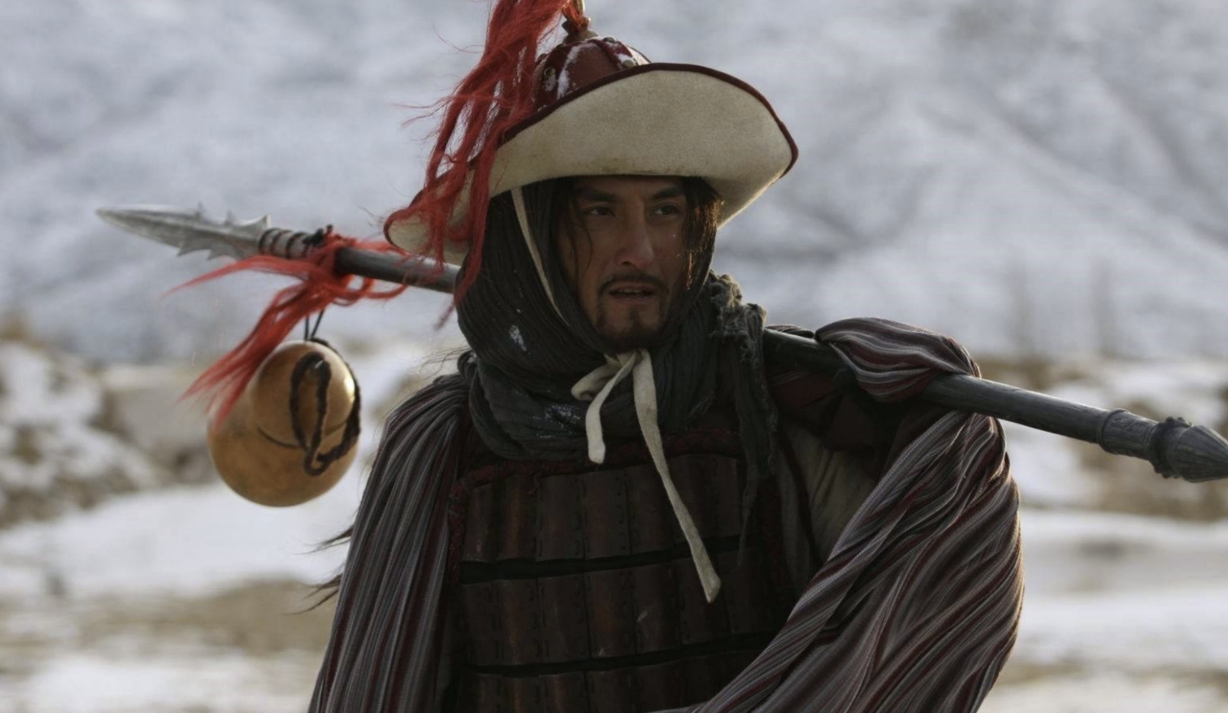 在《新水浒传》中,关胜和林冲都是梁山好汉之一,两人的武功都非常出色