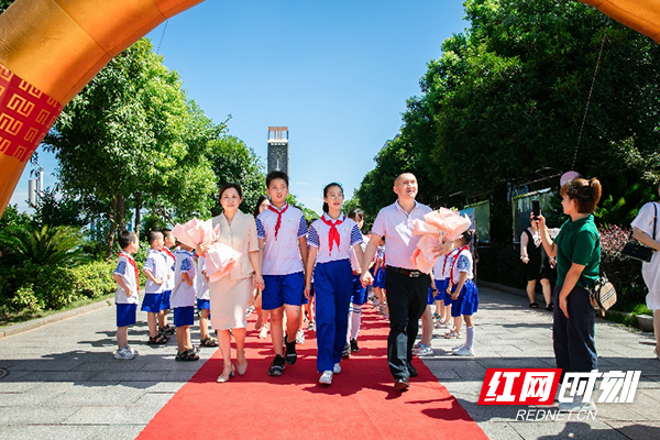 携手并进,继往开来 栗雨小学举行休学仪式暨六年级毕业典礼
