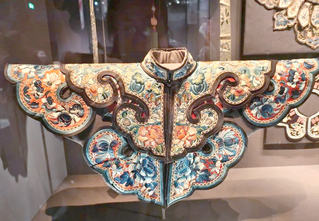 探秘多彩云肩:领略汉民族服饰的独特魅力