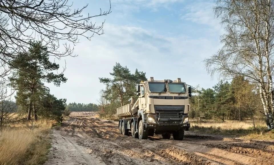 太拖拉是老旧的代名词?8x8军用卡车才是它真正的灵魂!