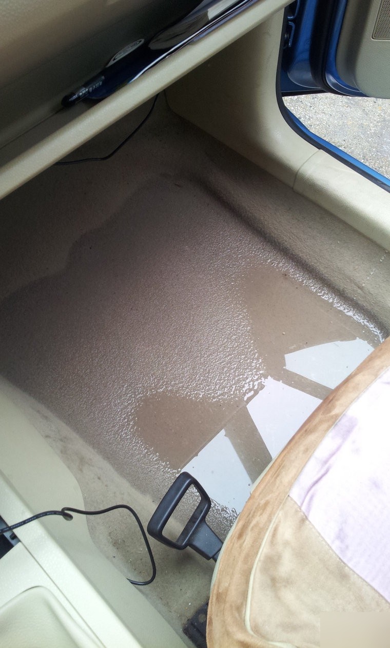 汽车天窗漏水致地毯积水怎么办?