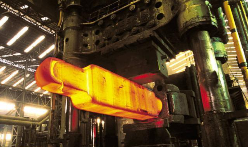 图为金属零件锻造