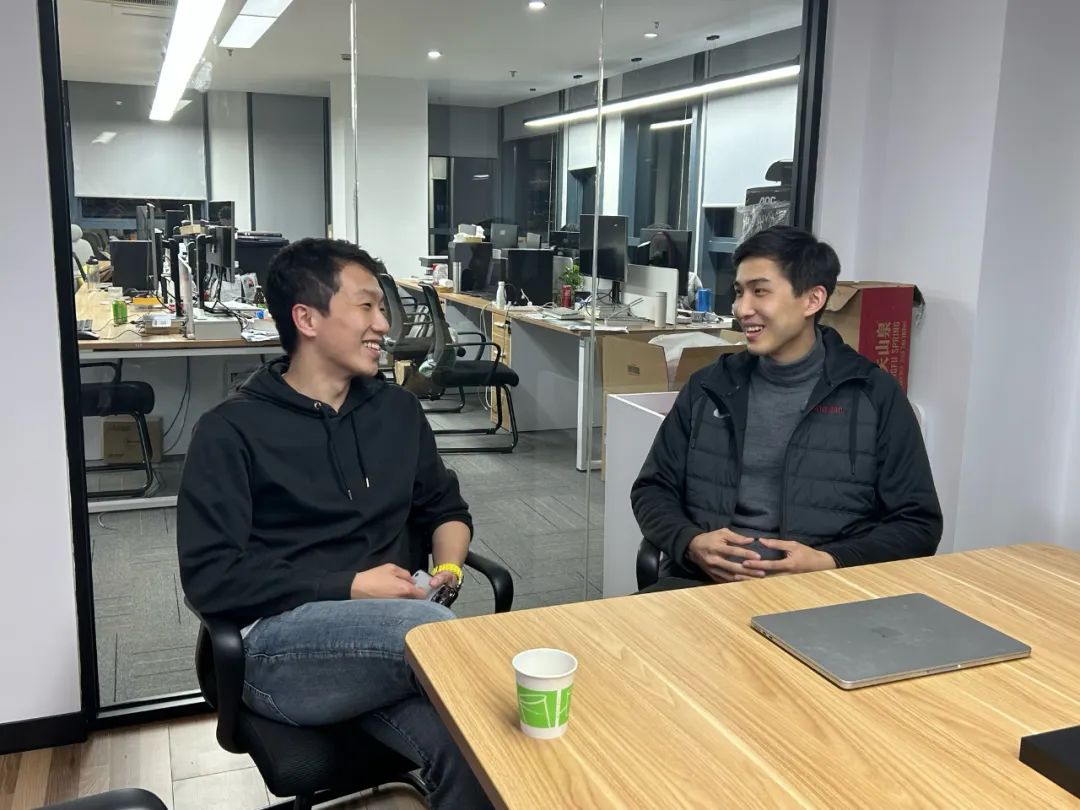 袁泽清与赵俊博老师(左一)讨论合影挺膺担当,科技亦有温度运动与科研