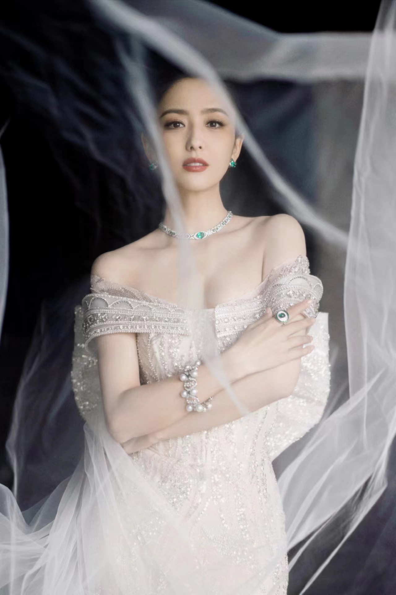 佟丽娅红毯新造型,一袭镶钻鱼尾露肩拖尾长裙,优雅又迷人!