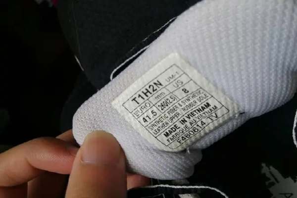 亚瑟士的鞋子怎么分辨真假