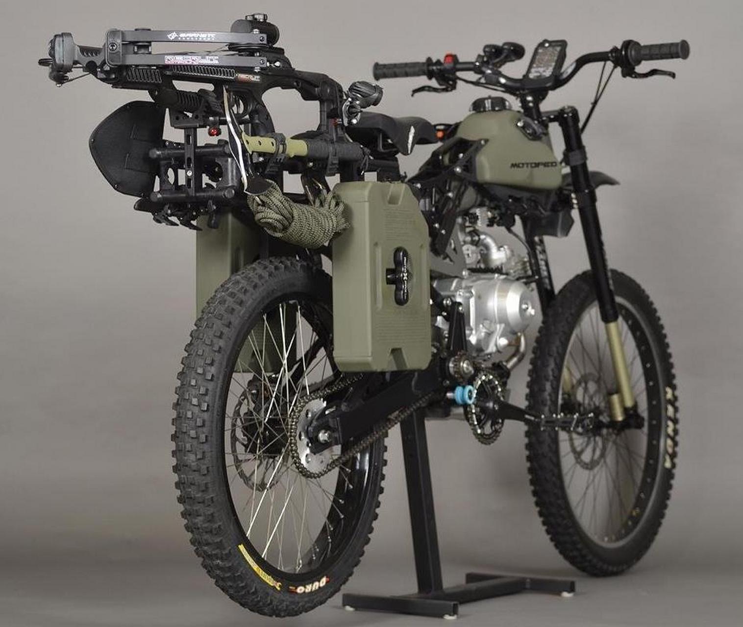 有很多重度生存发烧友,特别爱收集和准备"末日危机装备".