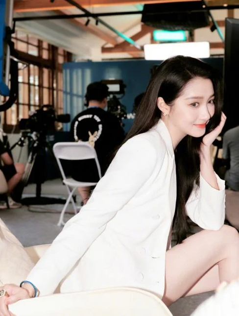 鹿晗关晓彤路边吃面画面外流 粉丝怒轰:侵犯隐私权