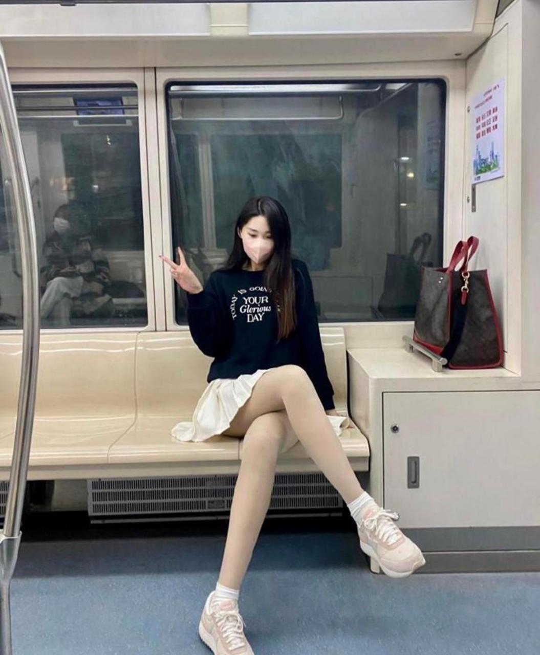 地铁里的短裙大长腿,果然长得好看穿啥都美