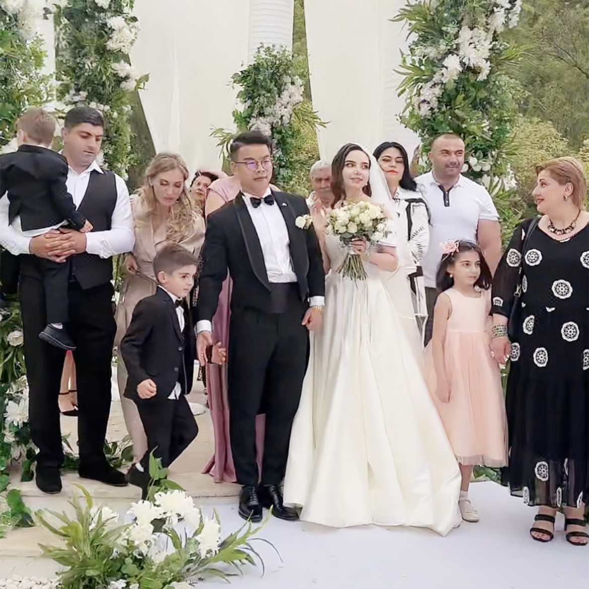 凯诺梦露格鲁吉亚婚礼现场曝光!城堡内开派对,胸针引网友怒赞