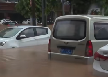 熄火千万别二次启动！央视详解：暴雨致车辆泡水保险如何理赔