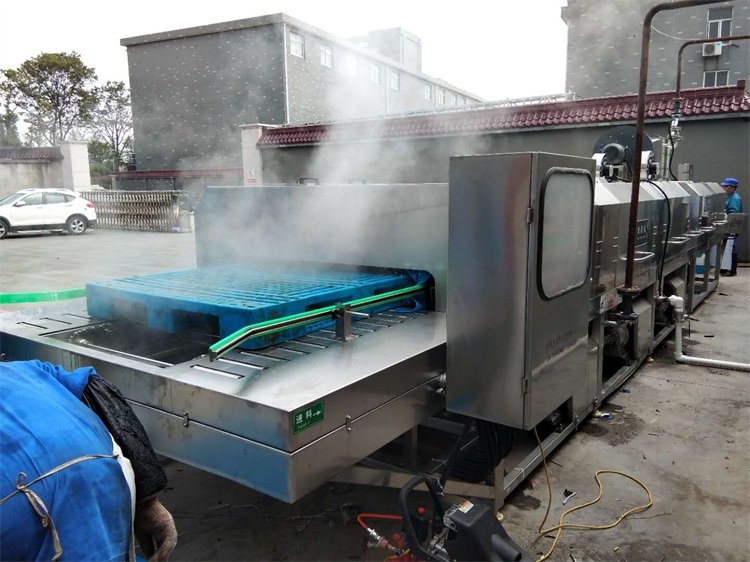 托盘清洗机是我公司针对塑料托盘设计的一款清洗机,该设备能对塑料