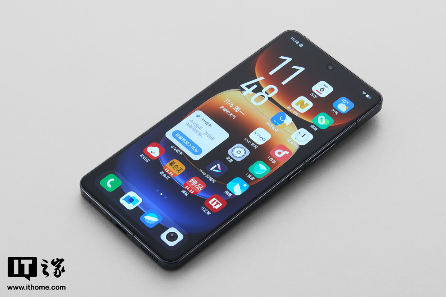 「it之家开箱」iqoo 12赛道版图赏:万里舷窗设计,简约极具辨度