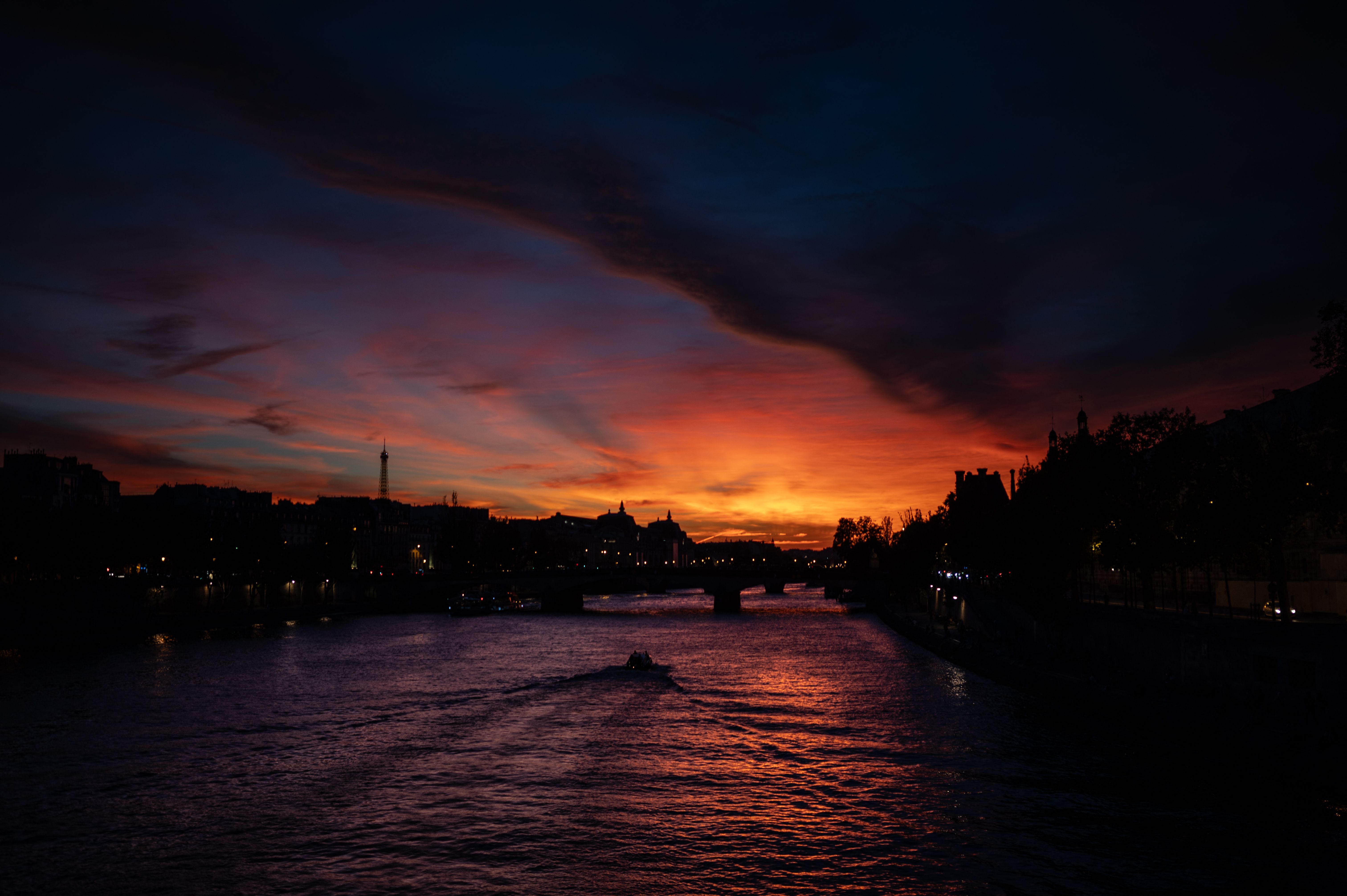 法国:日落塞纳河畔