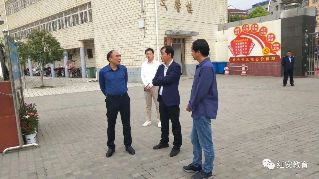 曾红波到学校暗访督查