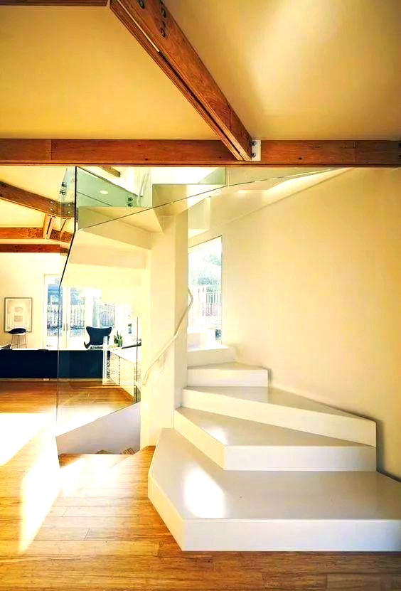 阁楼楼梯的设计,远非简单的连接通道,而是充满创意与美学的艺术品